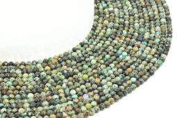 Cuentas facetadas de turquesa africana de 4 mm en un hilo de 38 cm.