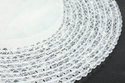 Cuentas de cristal de roca facetadas de 6 mm en una hebra de 40 cm