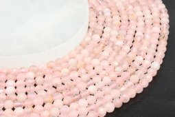 Cuentas facetadas de cuarzo rosa de 6 mm en una hebra de 40 cm.