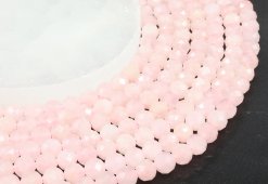Cuentas facetadas de cuarzo rosa de 8 mm en una hebra de 40 cm.