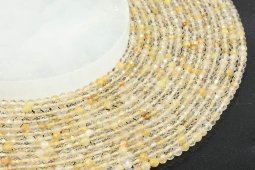 Cuentas de cuarzo rutilo facetadas de 4 mm en un hilo de 40 cm.