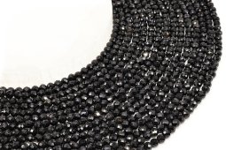 Cuentas facetadas de turmalina negra de 4 mm en un hilo de 38 cm.